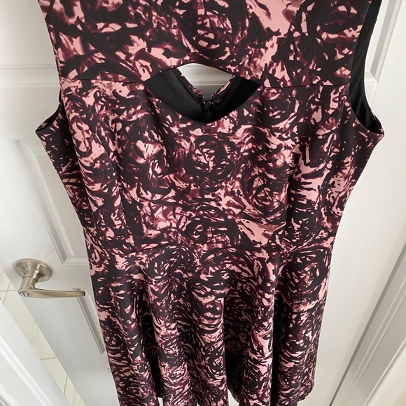 Cutout Flowing Dress with Pockets and Rose Pattern - Picture 2 of 8